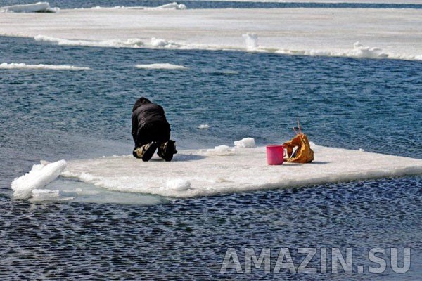 Рыбак плывет на льдине с GPS трекером Amain Locator
